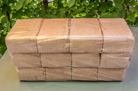  Hier ist ein Alt-Text für die RUF Briketts:  Verpackte RUF Hartholz-Briketts (10 kg) mit rotem Etikett, ideal für effiziente und nachhaltige Wärme.